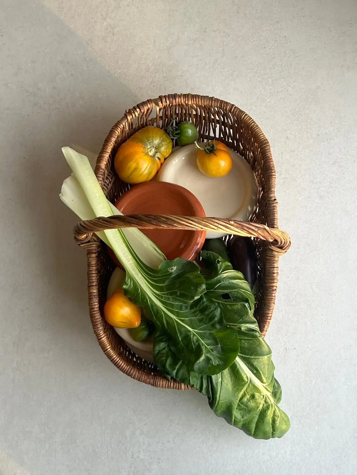 Panier de légumes frais et locaux pour la cuisine saine de la retraite A Rinascita en Corse