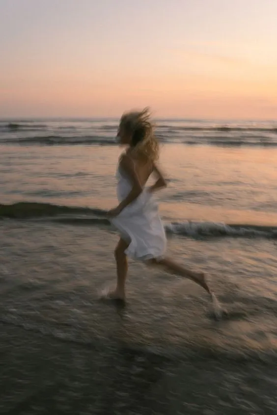 Femme courant sur la plage au coucher du soleil en Corse du Sud