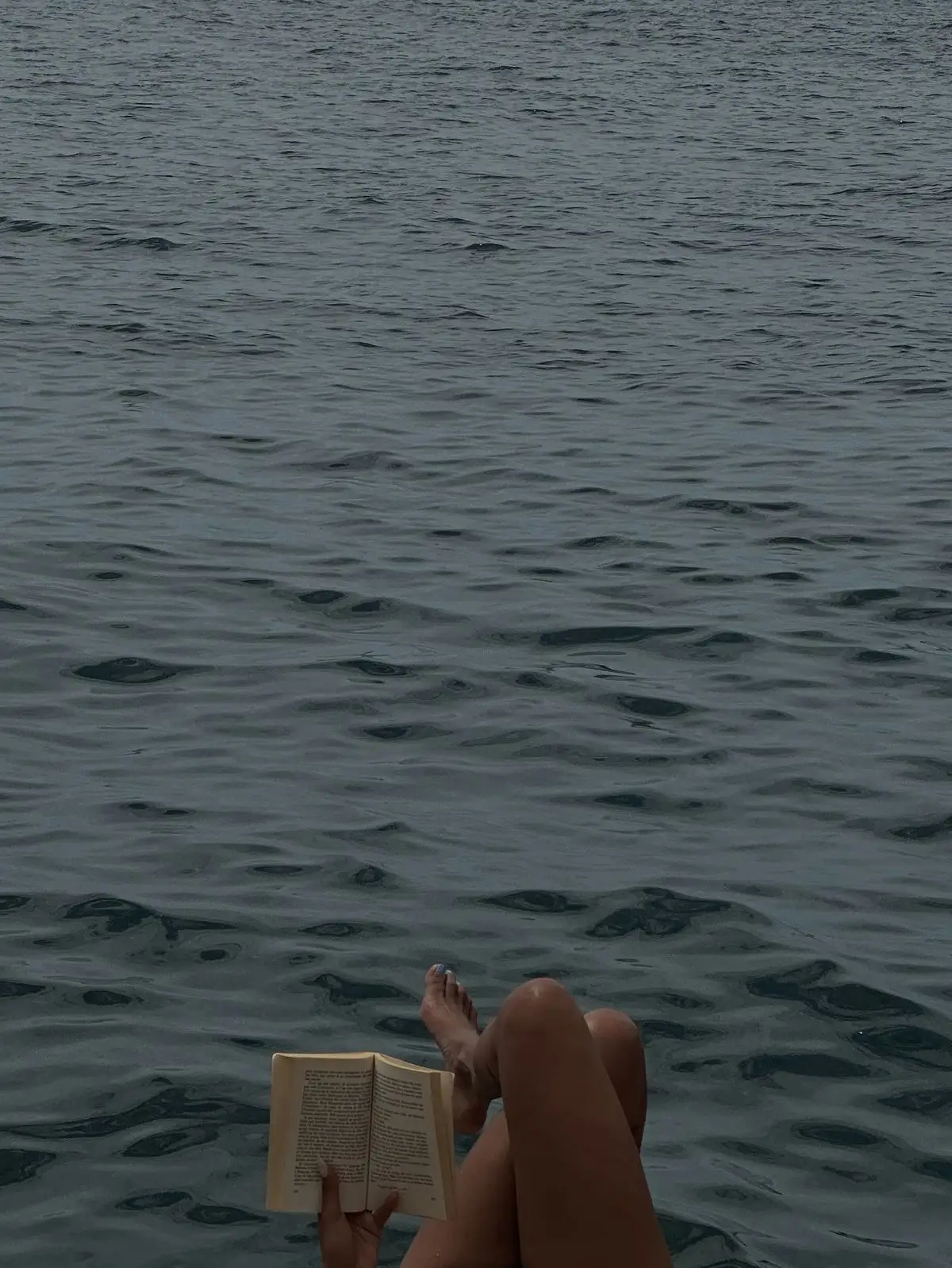 Moment de relaxation et lecture au bord de la mer lors de la retraite bien-être en Corse